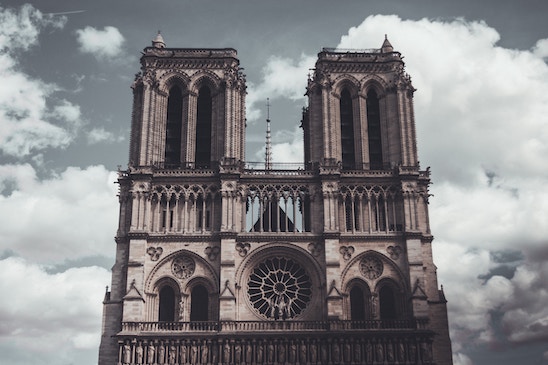 Notre-Dame de Paris en pleurs